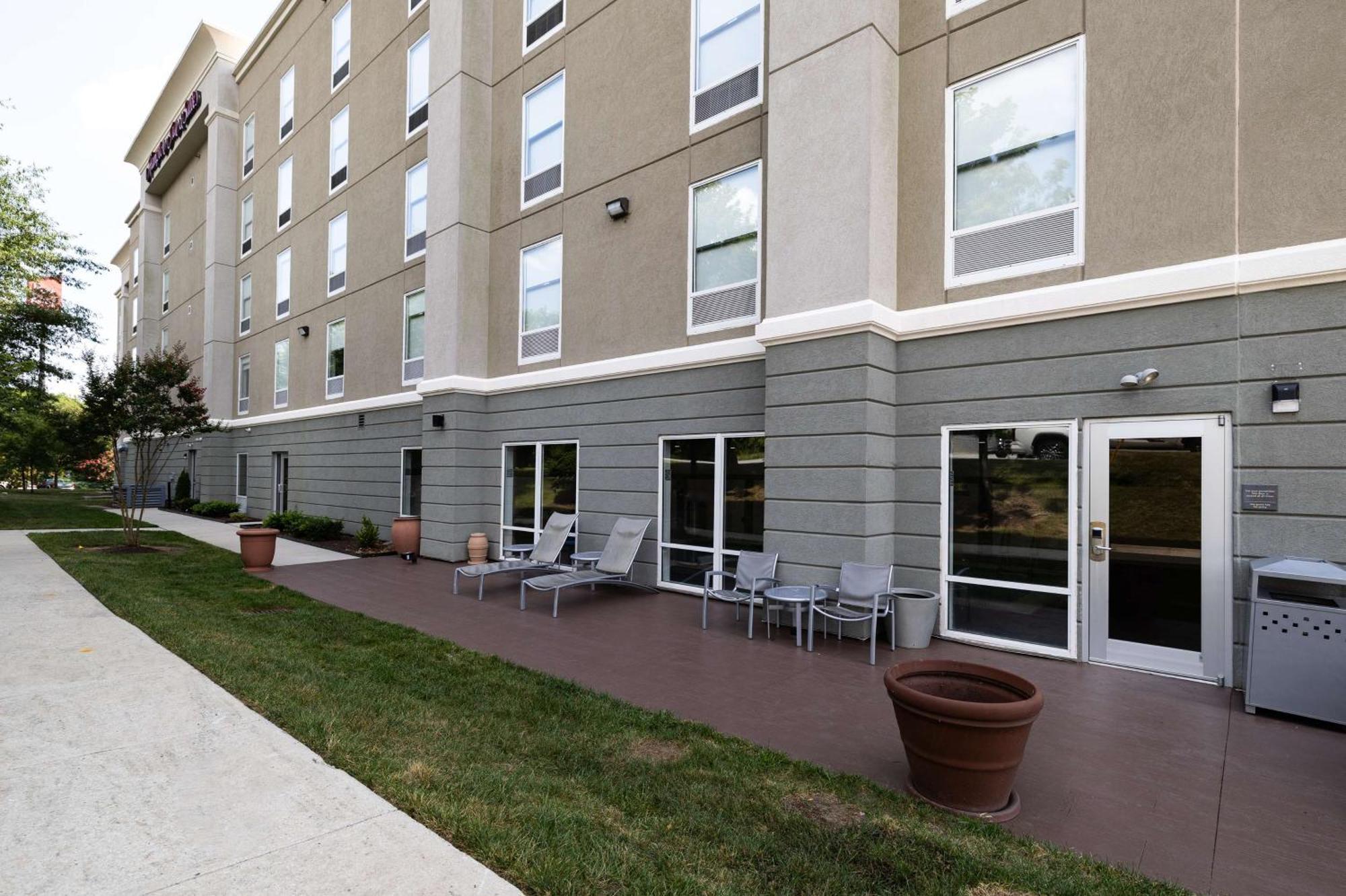 Hampton Inn & Suites Greensboro/Coliseum Area Bagian luar foto
